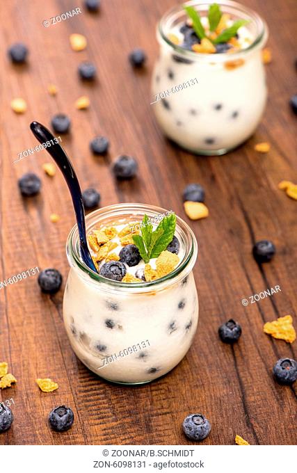 Yogurt with blueberries and cantuccini
