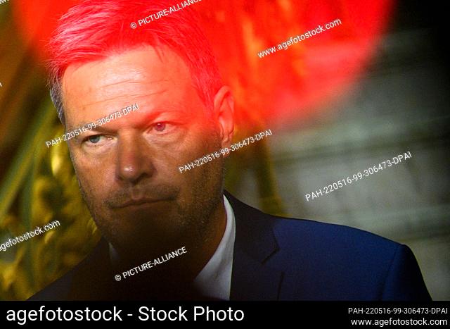 16 May 2022, Saxony-Anhalt, Magdeburg: Robert Habeck (Bündnis 90/Die Grünen), Federal Minister for the Economy and Climate Protection speaks to media...