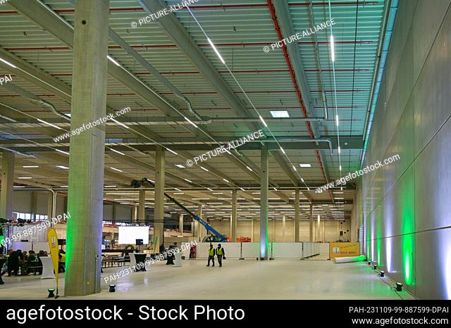 09 November 2023, Saxony-Anhalt, Bernburg: View of a hall under construction for the major relocation of the US company Avnet Inc in Saxony-Anhalt
