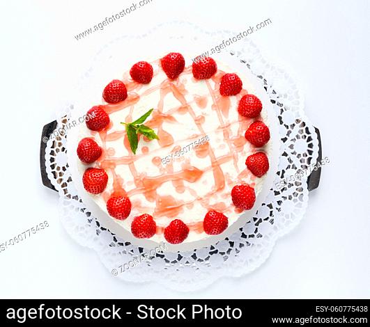 Torte Erdbeer Frischkäse isoliert als Freisteller