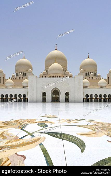 The inner courtyard of the Sheikh Zayed Mosque. Abu Dhabi. United Arab Emirates
