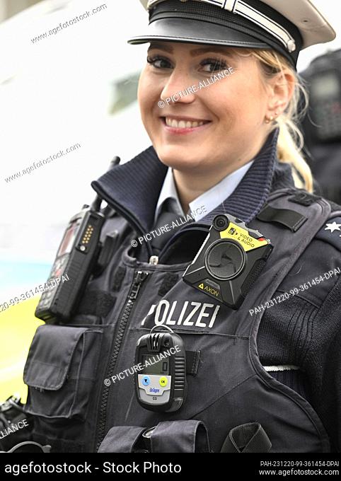 20 December 2023, North Rhine-Westphalia, Duesseldorf: A policewoman wears such a device on her uniform during the presentation of the first carbon monoxide...