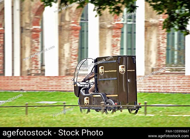 UPS parcel delivery service with a Rytle Cargo Bike in the Hofgarten in Munich. UPS parcel deliverer at work, United Parcel Service, parcel, parcels
