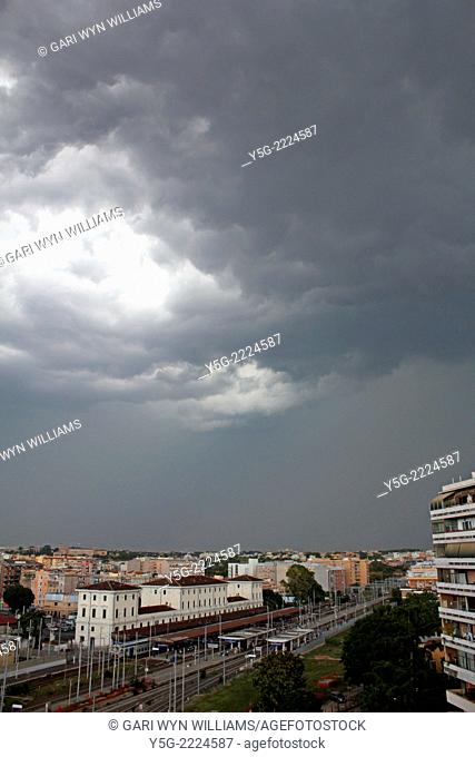 Rome, Italy. 17th July 2014. Weather -Storm clouds over Rome, Italy