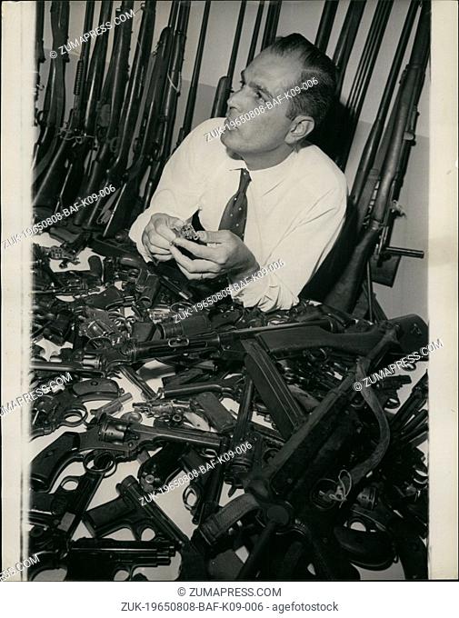 Aug. 08, 1965 - 400 guns in Amnesty armoury: All sorts of weapons were piled high on a table in a London office yesterday just part of a haul of firearms handed...