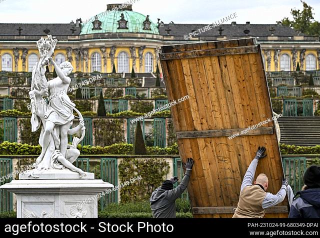 24 October 2023, Brandenburg, Potsdam: Carpenters and joiners from the Harness Yard of the Prussian Palaces and Gardens Foundation Berlin-Brandenburg protect...