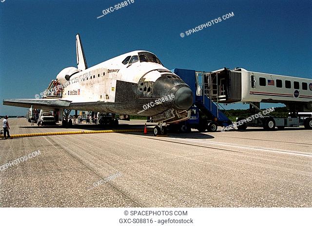 08/22/2001 -- Following mission STS-105, the Crew Transfer Vehicle CTV is moved into place beside orbiter Discovery on KSC’s Shuttle Landing Facility runway 15