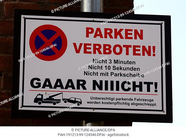 23 October 2019, Saxony-Anhalt, Wörlitz: A parking prohibition sign with the inscription ""Parken verboten! Not 3 minutes, not 10 seconds, not with parking disc
