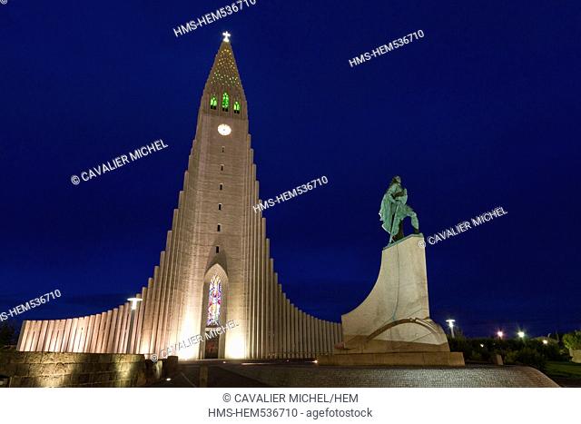 Iceland, Reykjavik, church Hallgrimskirja at night by the architect Gudjon Samuelsson on the hill Skolavorduholt, Leifur Eriksson statue