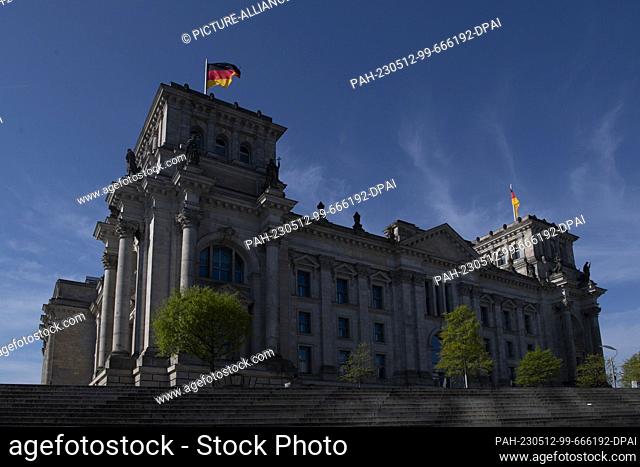 11 May 2023, Berlin: Blue sky frames the Reichstag building. Photo: Paul Zinken/dpa. - Berlin/Berlin/Germany