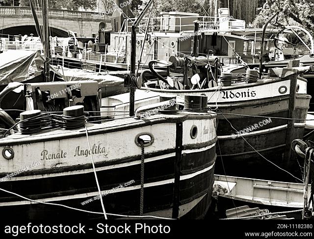 alte ausrangierte Frachtschiffe auf ihrem Liegeplatz an der Fischerinsel in Berlin