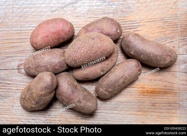 Kartoffeln auf rustikalem Holz Konzept