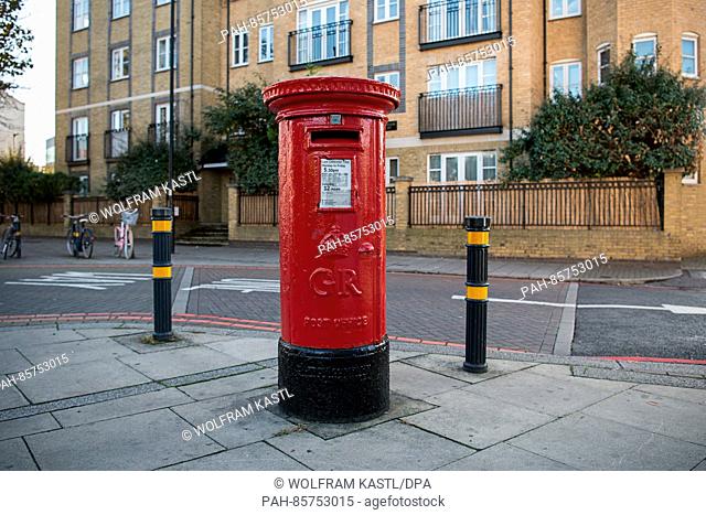 A postal box of the Royal Mail can be seen in London, England, 11 November 2016. Photo: Wolfram Kastl/dpa | usage worldwide