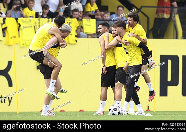 firo : 08/15/2023, football, soccer, 1st league, 1st Bundesliga, season 2023/2024, BVB, Borussia Dortmund, training, have fun piggybacking, Marco REUS