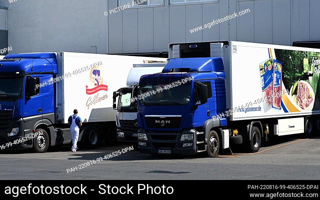 16 August 2022, Brandenburg, Golßen: Trucks stand at the loading bay of Golßener Lebensmittel GmbH & Co. Produktions KG. In addition to sausages and...