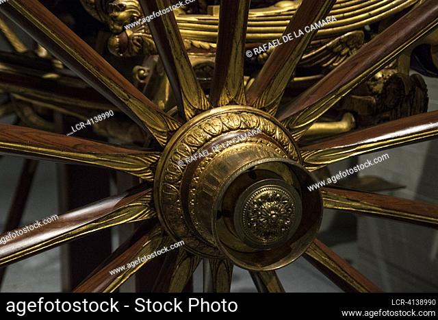 DETAILS MAHOGANY CAR 1829 AT GALLERY OF THE ROYAL NATIONAL HERITAGE COLLECTIONS IN MOTION VEHICLES AND CARRIAGES MADRID SPAIN