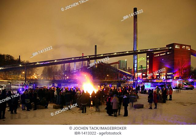 Bonfire against the backdrop of the Kokerei Zollverein coking plant, with different light and fire installations at the GlueckAuf2010 cultural festival at the...