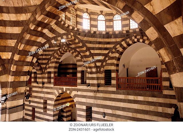 Der Innenhof des Khan asad Pasha Palast in traditioneller Architektur im Souq in der Altstadt der Syrischen Hauptstadt Damaskus