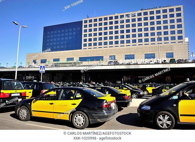 Estación de taxis delante de la estación de trenes Barcelona-Sants, Barcelona, Catalunya, España