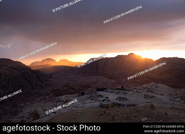 21 November 2021, Jordan, Petra: The sun sets behind the ancient Nabataean city of Petra. Photo: Sebastian Kahnert/dpa-Zentralbild/dpa