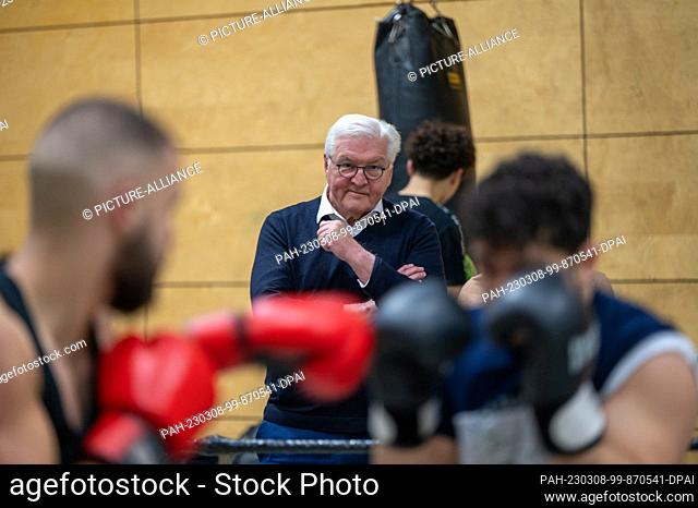 07 March 2023, Saarland, Völklingen: Federal President Frank-Walter Steinmeier watches boxers from Boxclub 82 in Völklingen train