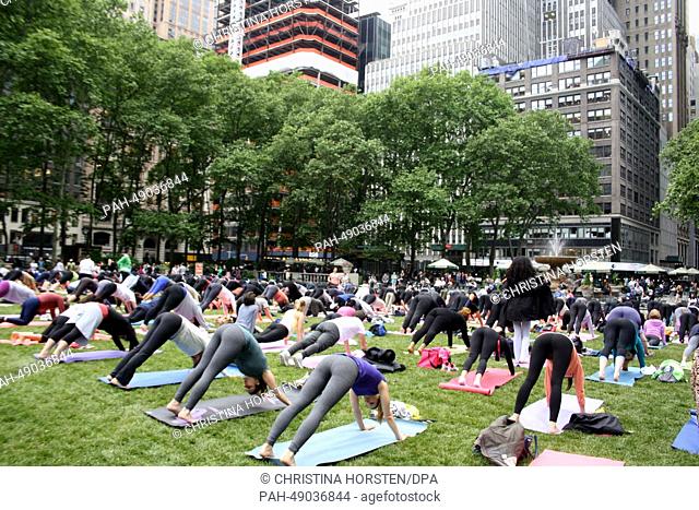 People attend a Free Yoga class at Bryant Park in Manhattan, New York, USA, 29 May 2014. Photo: Christina Horsten/dpa - NO WIRE SERVICE | usage worldwide