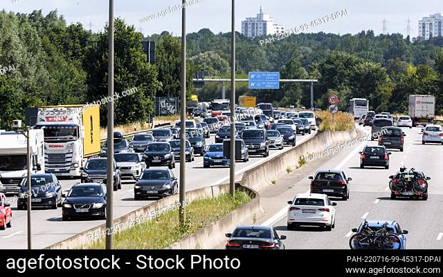 16 July 2022, Hamburg: Southbound traffic from Schleswig-Holstein is backed up in Hamburg on the A1 autobahn near Moorfleet. Photo: Markus Scholz/dpa