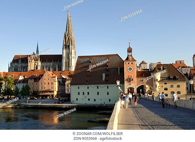 Die historische Altstadt von Regensburg mit der Steinernen Brücke über die Donau und dem Dom St. Peter sind UNESCO-Welterbe