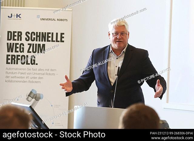 12 December 2023, Thuringia, Erfurt: Thomas Malcherek, Managing Director of the Erfurt Chamber of Crafts, speaks at the launch event of the Competence Center...