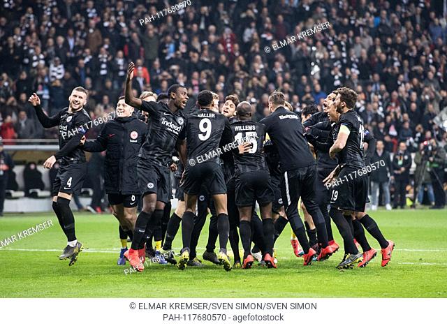 The Frankfurt players dance hilariously and are happy about the victory, jubilation, cheering, cheering, joy, cheers, celebrate, final jubilation, full figure