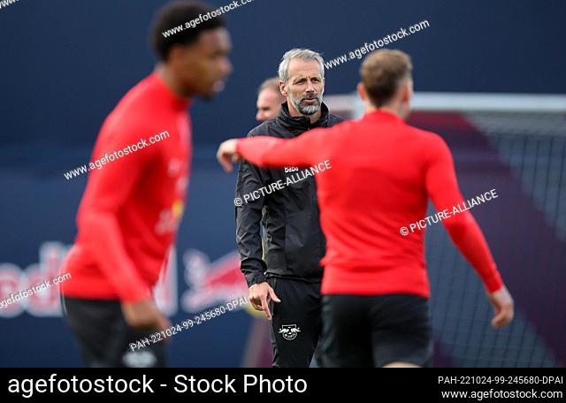 24 October 2022, Saxony, Leipzig: Soccer: Champions League, before the match RB Leipzig - Real Madrid. Leipzig coach Marco Rose leads the final training session...