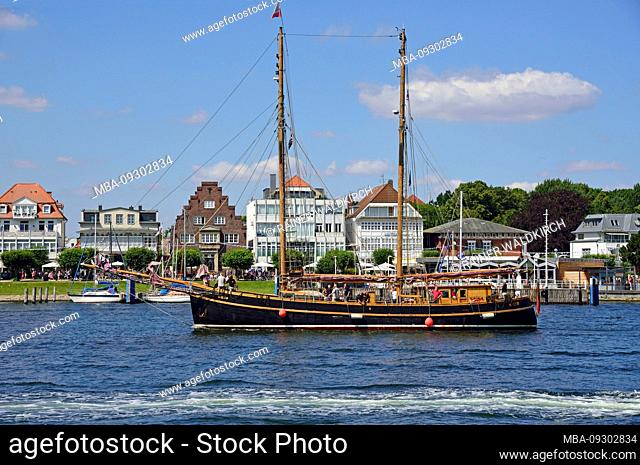 Europe, Germany, Schleswig-Holstein, Baltic Sea, Lübeck-Travemünde, Trave, view to front row, sailing cutter
