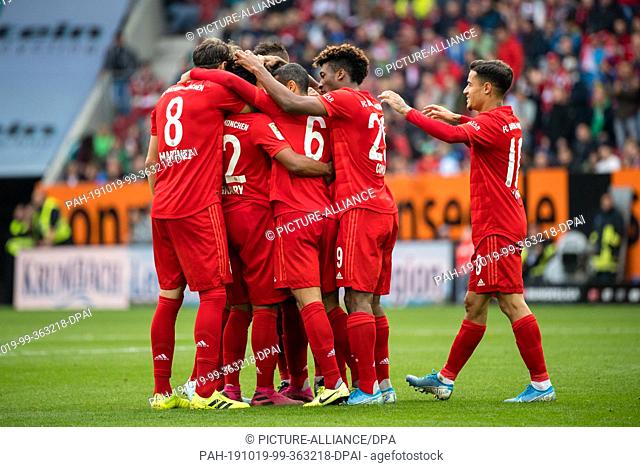 19 October 2019, Bavaria, Augsburg: Soccer: Bundesliga, FC Augsburg - Bayern Munich, 8th matchday in the WWK-Arena. The players of FC Bayern Munich