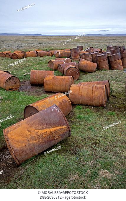 Russia , Chukotka autonomous district , Wrangel island , Mammoth river , old barrels of petrol abandonned by the russian army after the cold war