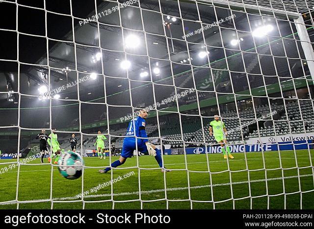 27 November 2020, Lower Saxony, Wolfsburg: Football: Bundesliga, VfL Wolfsburg - Werder Bremen, 9th matchday in the Volkswagen Arena