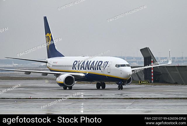 07 January 2022, Hessen, Frankfurt/Main: A Ryanair Boeing 737-8AS taxis to the de-icing area on the apron of Frankfurt Airport before take-off
