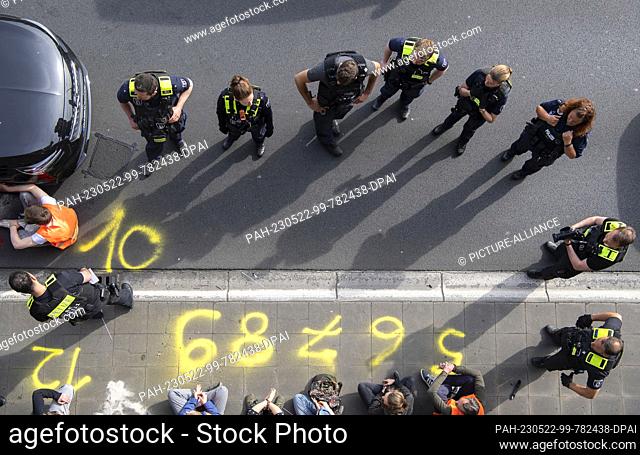22 May 2023, Berlin: Police officers face 100 detained activists during a Last Generation blockade on the highway. Once again