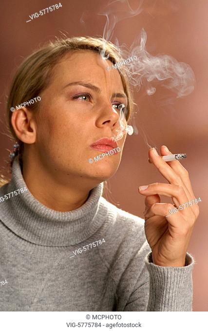 Germany, HAMBURG, 14.02.2006, Eine junge Frau raucht eine Zigarette, 2005 - Hamburg, Germany, 14/02/2006