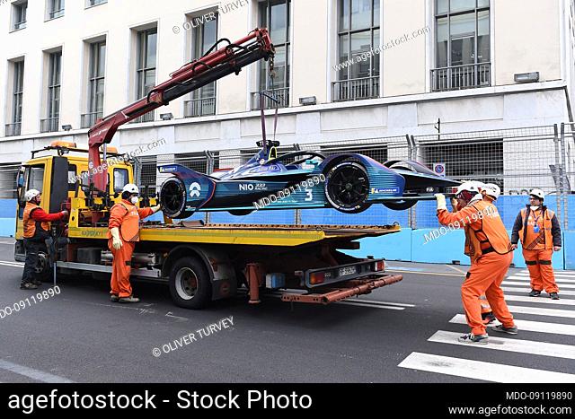 The tow truck takes away the car of Oliver Turvey during the fourth race of the 2022 Formula E. Rome (Italy), 09 April 2022
