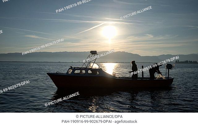 13 September 2019, Baden-Wuerttemberg, Langenargen: Andreas Revermann (r) catches up with a net on a research boat on Lake Constance