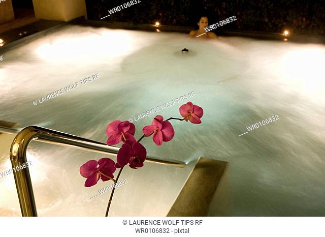 Italy, Tuscany, Castello del Nero, Tavarnelle Firenze, woman relaxing in thermal pool