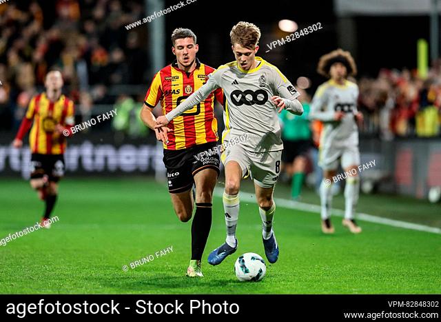 Mechelen's Jordi Vanlerberghe and Standard's Isaac Price fight for the ball during a soccer match between KV Mechelen and Standard de Liege Wednesday 20...
