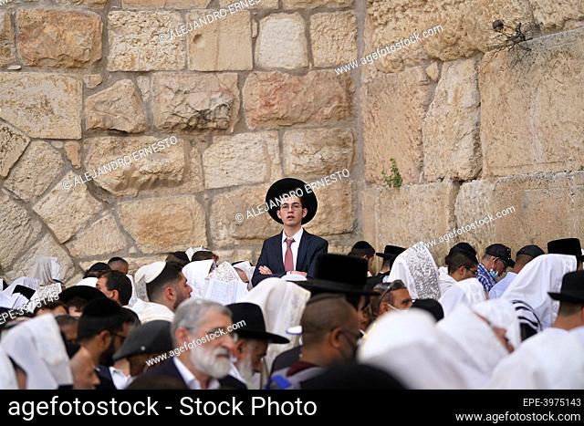 Miles de judíos acuden a orar al muro de las Lamentaciones de Jerusalén, durante la bendición sacerdotal denominada “Birkat Kohanim” (bendición de los Cohanim)