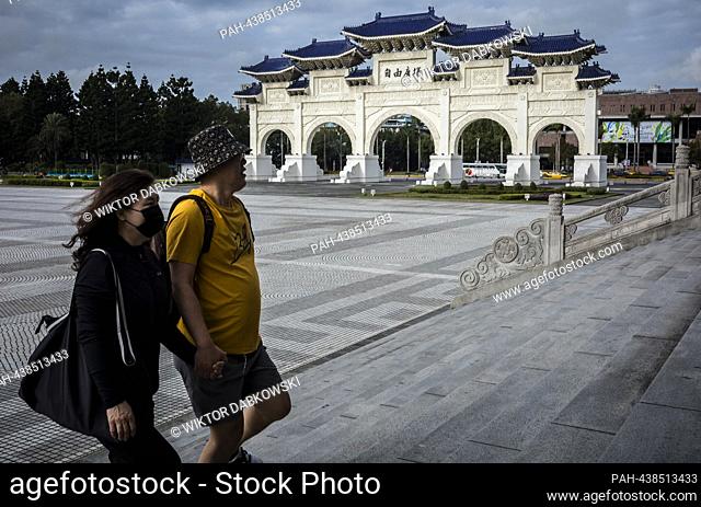 A couple walks past the Liberty Square Arch in Taipei, Taiwan on 13/12/2023 by Wiktor Dabkowski. - Taipei/Taipei/China