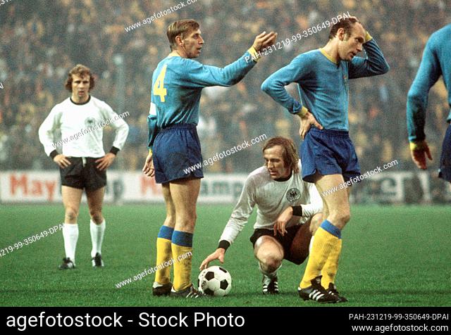 FILED - 01 May 1974, Hamburg: German midfielder Günter Netzer (bottom) squats down to take the free-kick in Hamburg's Volksparkstadion