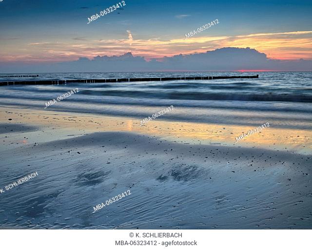 Germany, Mecklenburg-Western Pomerania, Fischland, Ahrenshoop, evening mood, sky, breakwaters, reflection of the sky