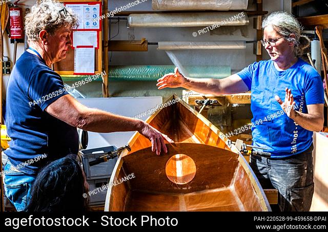 19 May 2022, Mecklenburg-Western Pomerania, Peenemünde: Boat builder Ursula Latus and course participant Frank Liwowski discuss the next steps in the...