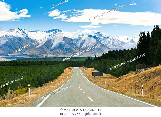 Road to Aoraki Mount Cook in Aoraki Mount Cook National Park, UNESCO World Heritage Site, South Island, New Zealand, Pacific