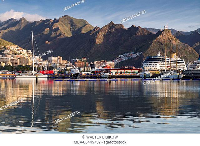 Spain, Canary Islands, Tenerife, Santa Cruz de Tenerife, city view from the port, morning