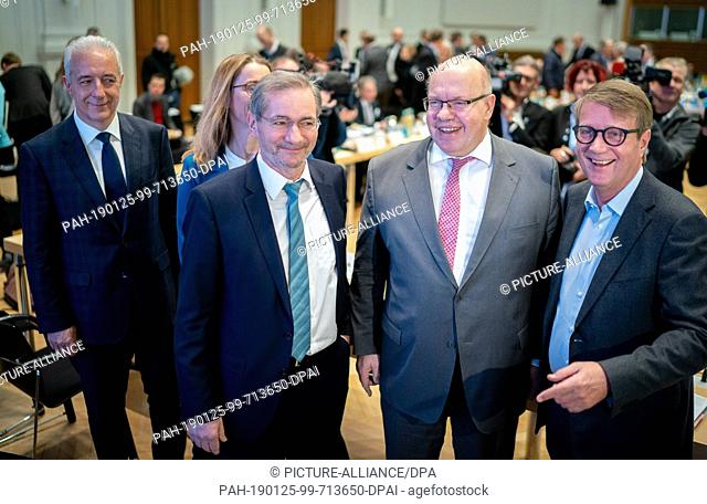 25 January 2019, Berlin: The Co-Chairs of the Coal Commission, Stanislaw Tillich (l-r, CDU), Barbara Praetorius, Matthias Platzeck (SPD), Peter Altmaier (CDU)